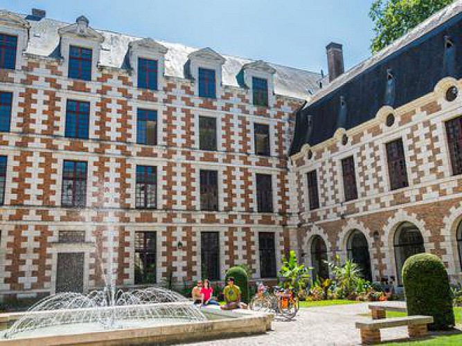 La cour de l'hôtel de ville