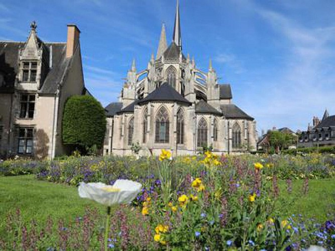 Le chevet de l'abbaye de la Trinité