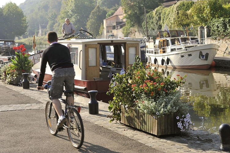 Vélo tourisme au bord du canal à Clamecy