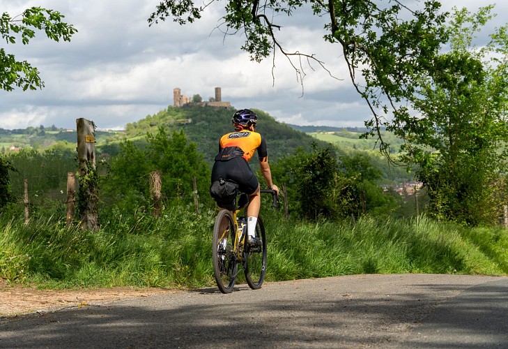 Cycliste avec point de vue sur les tours de Saint-Laurent