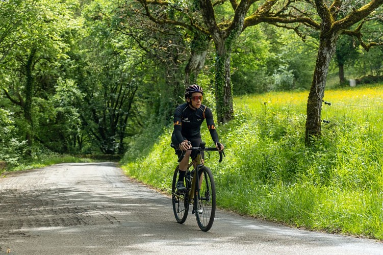 Cycliste dans une côte proche de Martel