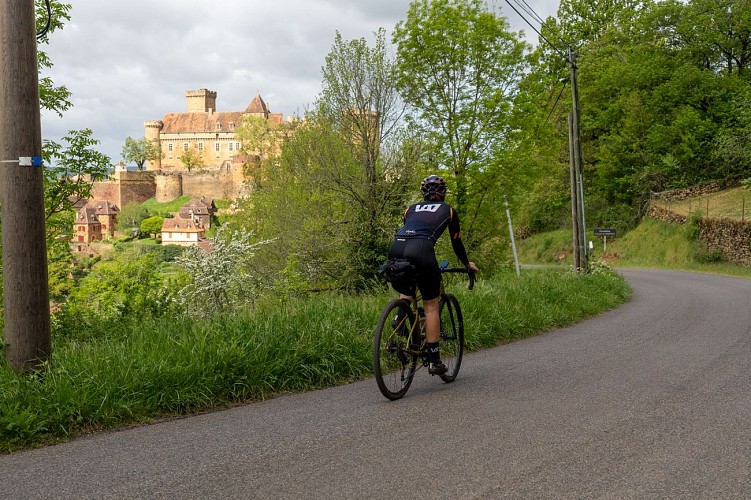 Cycliste au château de Castelnau-Bretenoux