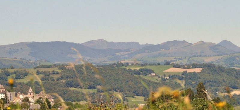 Vue sur les Volcans du Cantal, Mur-de-Barrez en 1er plan