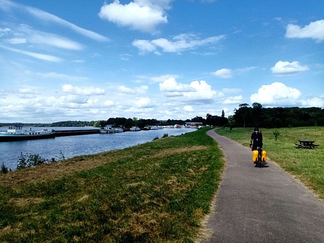 Cycliste_pré_pissenlits_Route_des_Lacs_Morvan