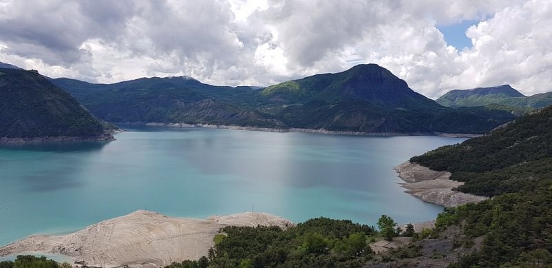 Lac de Serre-Ponçon vers la vallée de l'Ubaye