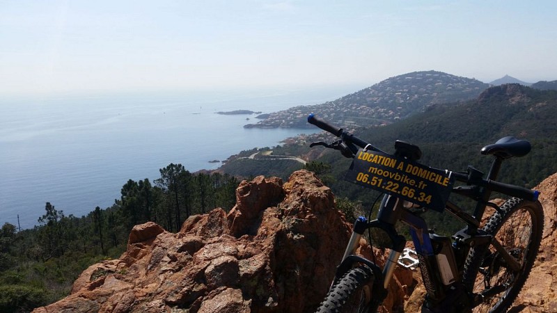 route des Golfs - maison forestière de Roussiveau - vue plongeante sur la mer