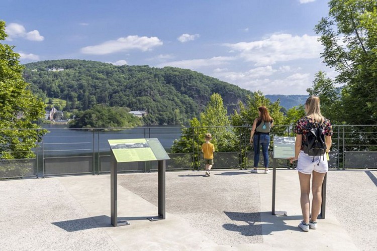 Des panneaux sur l'histoire de cette vallée ennoyée