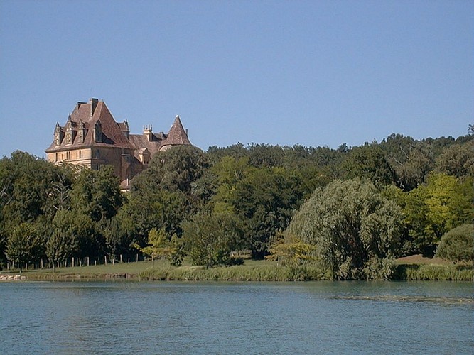 chateau-de-lanquais-et-lac