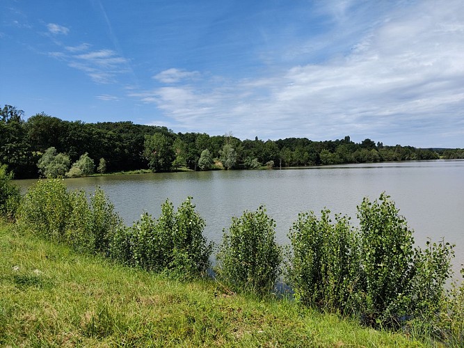 LE TOUR DE LAC DE SAINTE-FOY-DE-PEYROLIERES