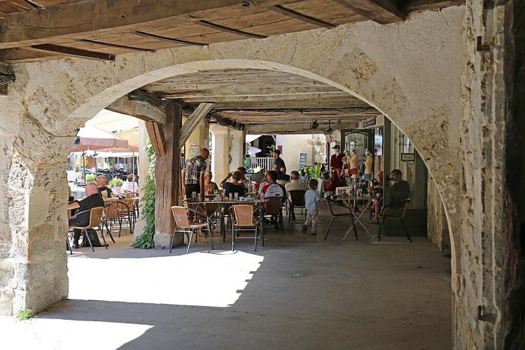 Sous les arcades de l'unique village circulaire de Fourcès