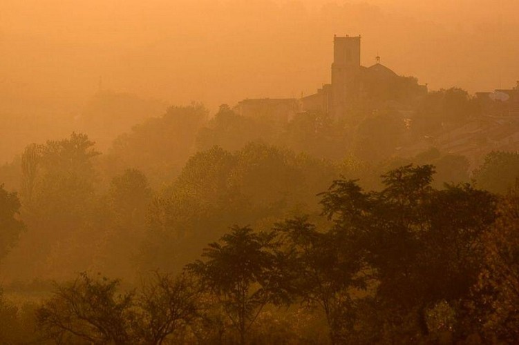 Bastide de Montréal dans la brume