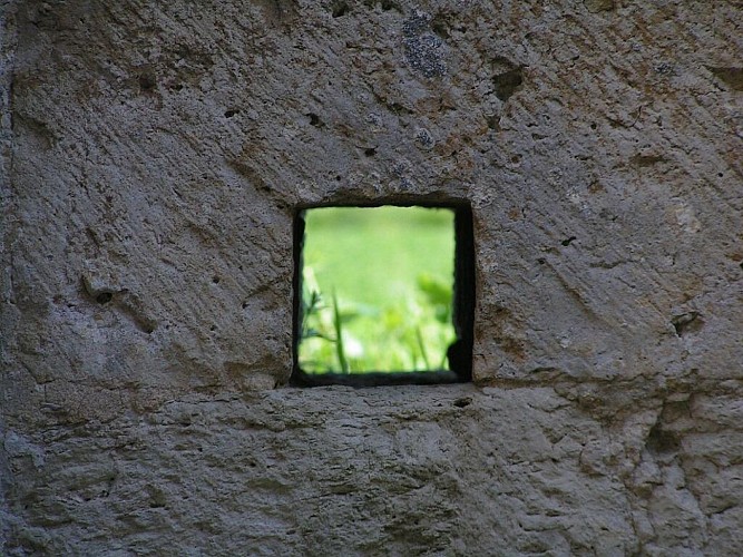 Cache cache avec les pierres de l'église de Genens