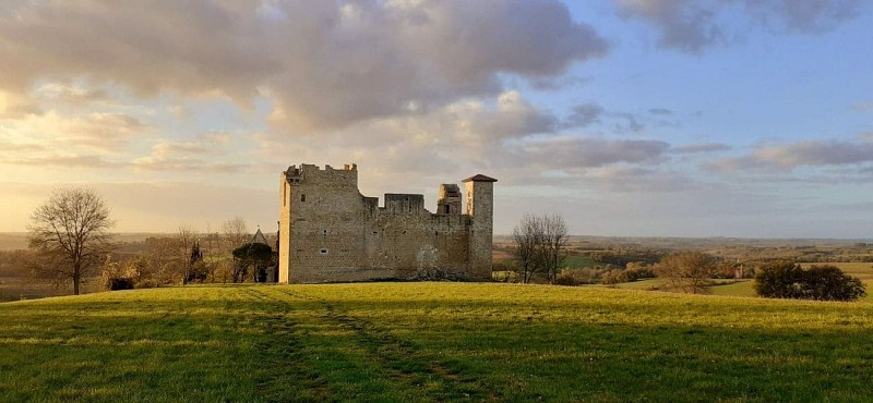 Coucher de soleil au château gascon de Lagardère