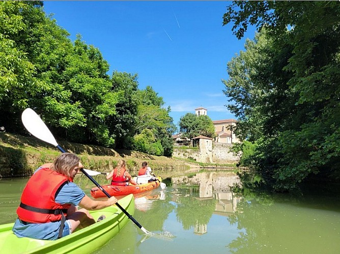 Village de Beaucaire depuis la rivière Baïse