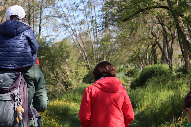 En famille sur le sentier de la Baïse