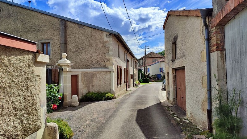 Dans les rues de Buxieres sous les côtes | Meuse