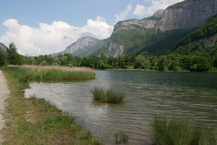 Going to Arpenaz waterfall via the Ilettes lakes