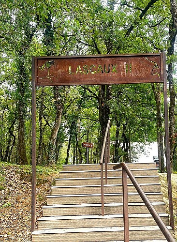 MONTIGNAC-Promenade de Lascaux-entrée Lascaux