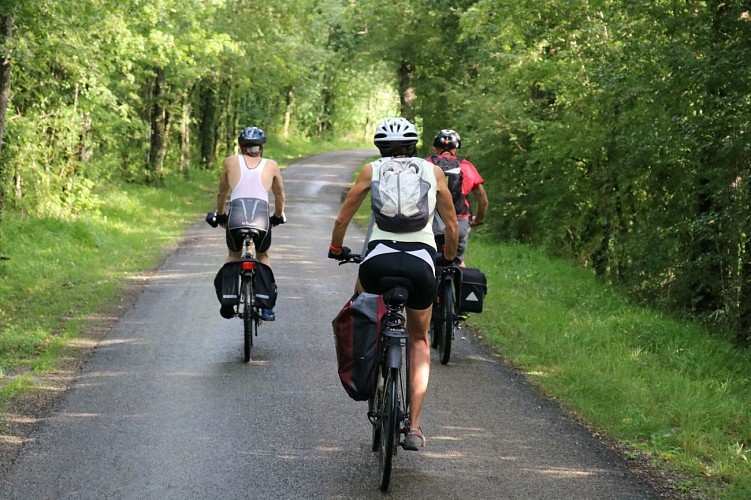 Vélo sur les routes du causse de Villeneuve