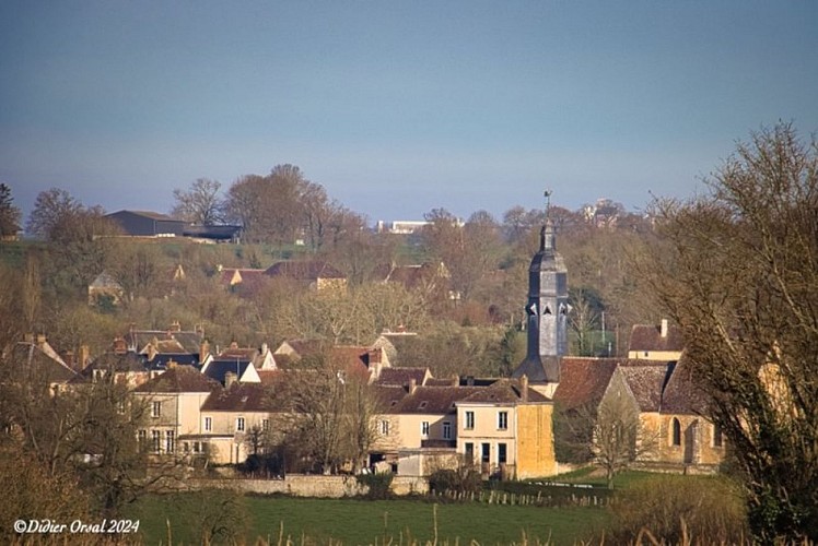Au loin : Saint-Cyr la Rosière