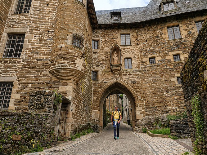 Corrèze Tourisme_GR46_Uzerche_Porte Bécharie_© David Genestal_juin 2024