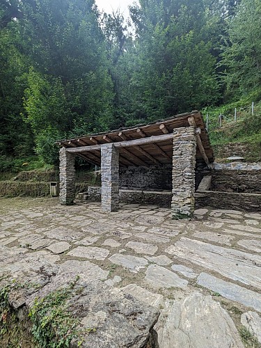 Le lavoir à l'entrée de Poghju.