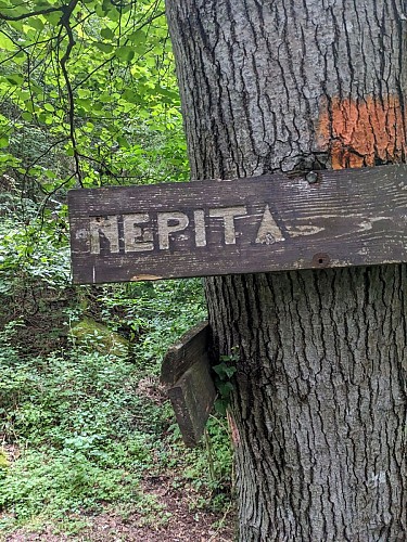 Le panneau indiquant la direction de Nepita.