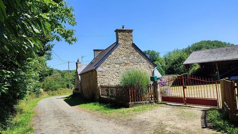 Une ferme dans la campagne de Plouégat-Guerand