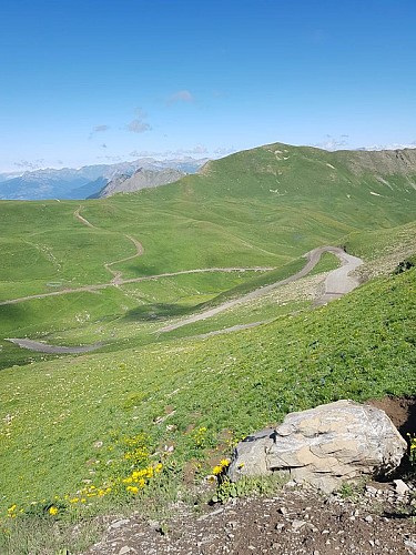 Le chemin gravit à la montée