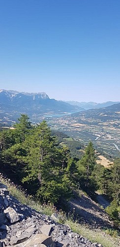 Vue sur le lac de Serre-Ponçon et la Durance