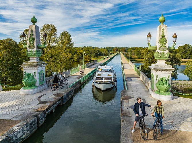 Pont-Canal-de-Briare-Base-VTT-Berry-Loire-Puisaye