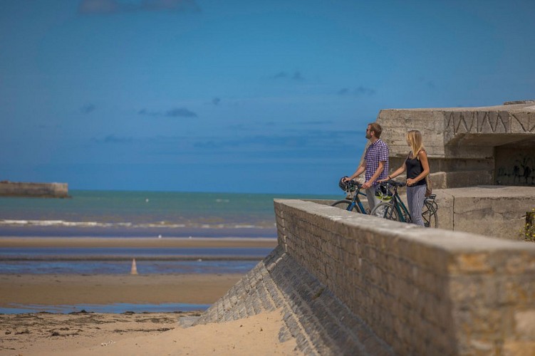 Velo_sur_la_digue_d_Arromanches-Vincent_Rustuel___Calvados_Attractivite-1200px