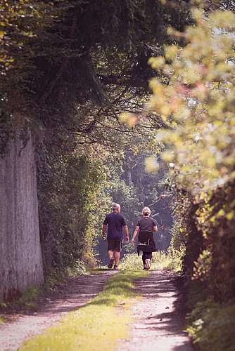 Marcheurs à Guirsch - Plus Beaux Villages de Wallonie