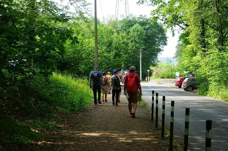 Personnes marchant sur un trottoir à Ougrée
