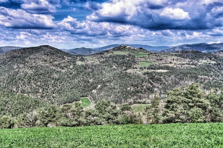 Au loin, Algues et les ruines de son château