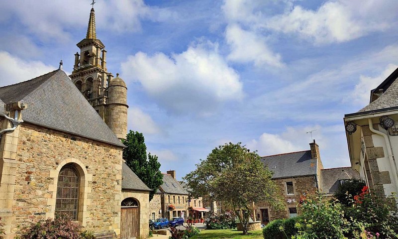 Centre de Pleubian - L'église et son clocher