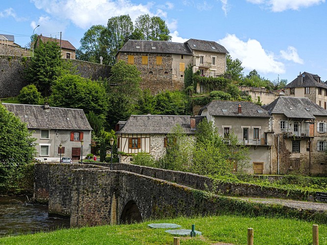 Corrèze Tourisme_GR46_Vigeois et le Vieux Pont_© David Genestal_juin 2024