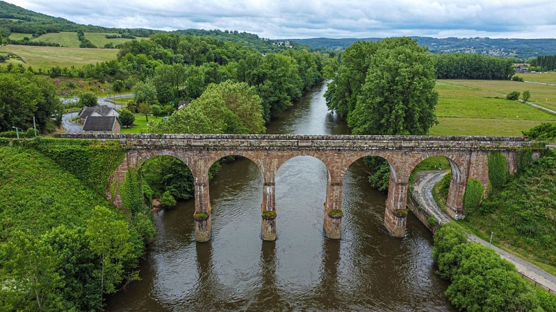 Corrèze Tourisme_GR46_Pont ferroviaire de Saint-Pantaléon_© David Genestal_juin 2024