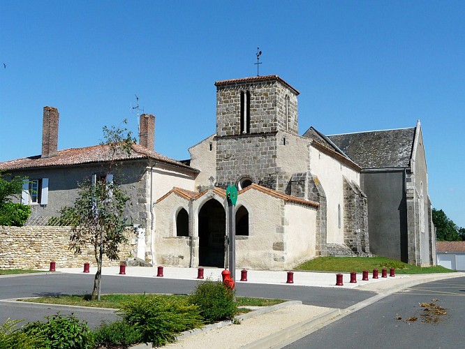 Lhoumois église ensemble