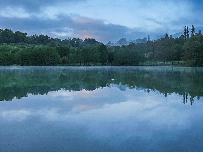 Corrèze Tourisme_GR46_Aube sur le lac du Causse_© David Genestal_juin 2024