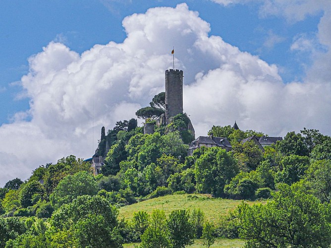 Corrèze Tourisme_GR46_Arrivée sur Turenne_© David Genestal_juin 2024