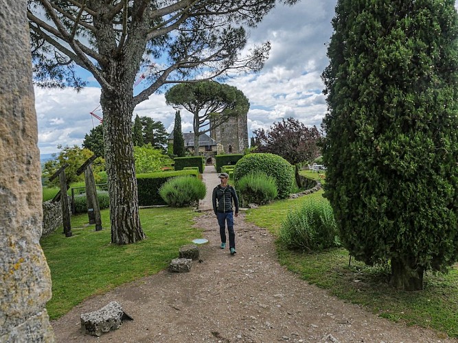 Corrèze Tourisme_GR46_Jardins du Château de Turenne_© David Genestal_juin 2024