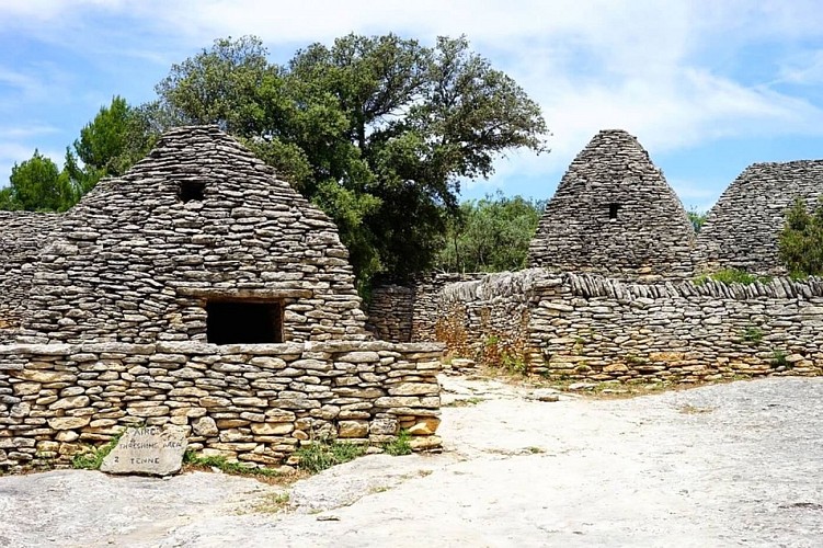 Trails of the Maquis de Gordes through La Sénancole