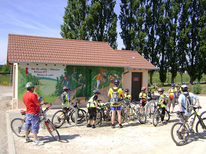 Ce circuit vous fait découvrir la Bresse, pays d'élevage du fameux poulet, labellisé AOP.