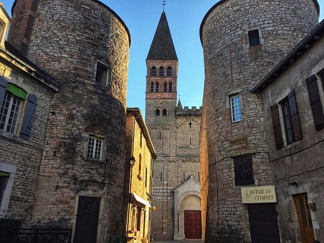 abbaye-paysage-entre-2-tours-PWD