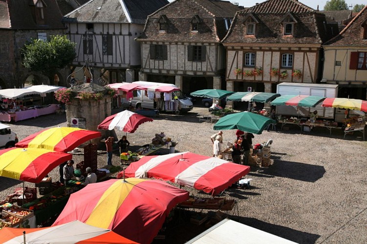 Bretenoux - Marché Place des Consuls