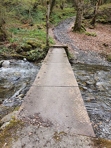 Traversée du ruisseau du Burat