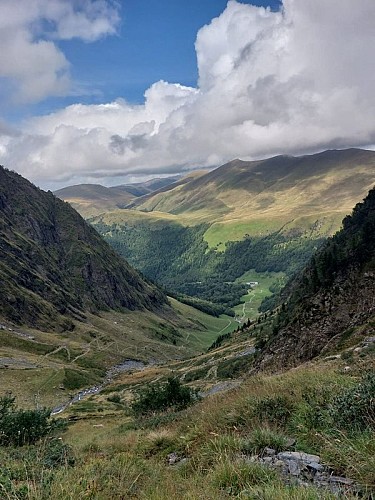 Vue sur l'Hospice de France depuis la montée