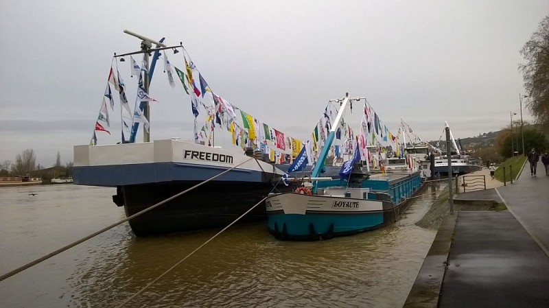 Bateaux pavoisés sur la Seine