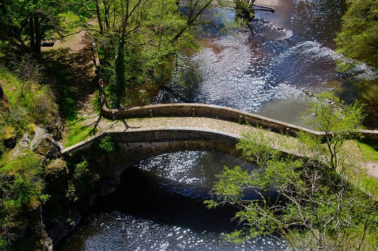 Pont sur la Cure, Pierre=Perthuis